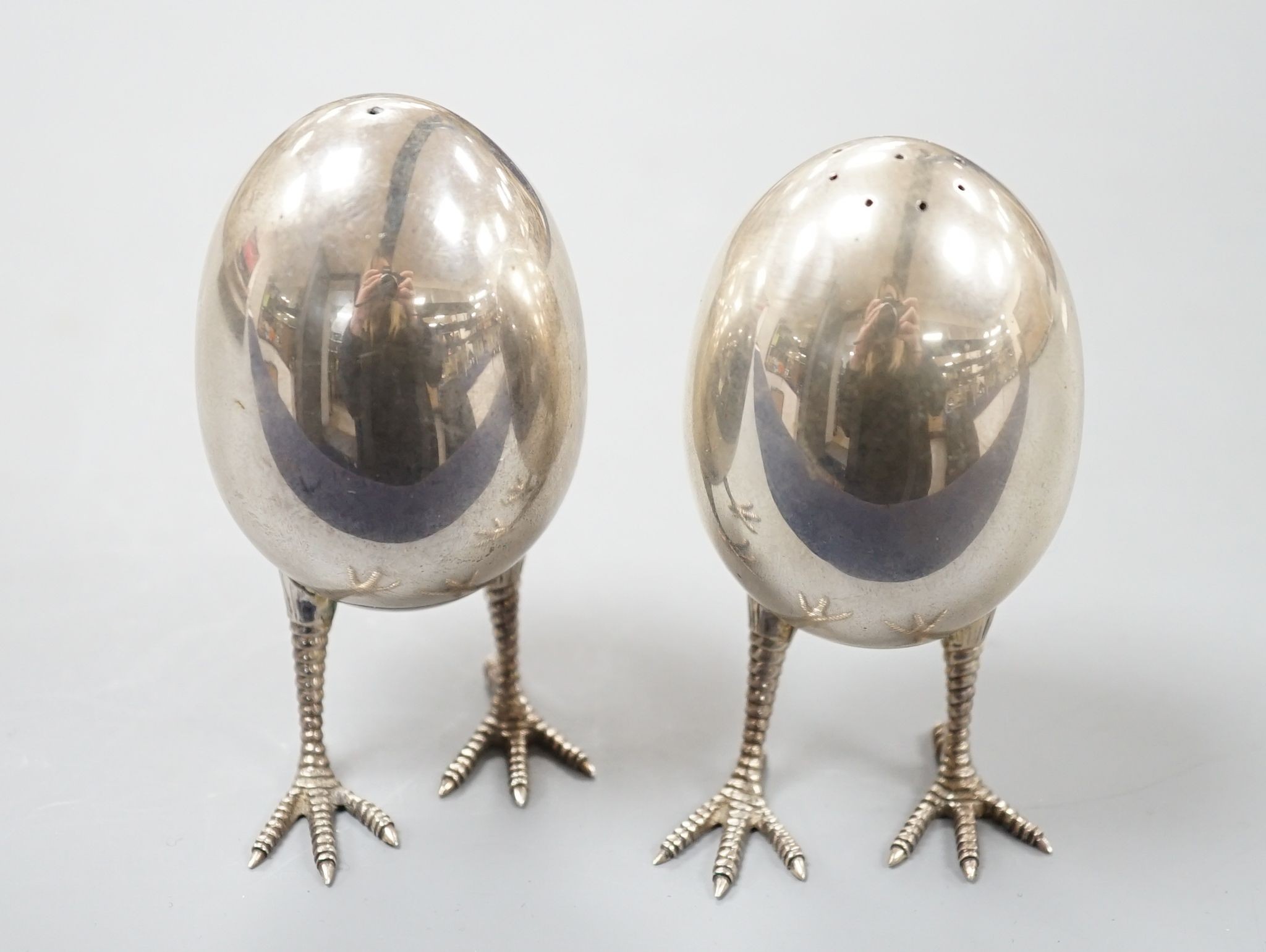 A pair of modern silver eggs on legs pepper and salt condiments, Francis Howard Ltd, London, 2015, 76mm, 124 grams.